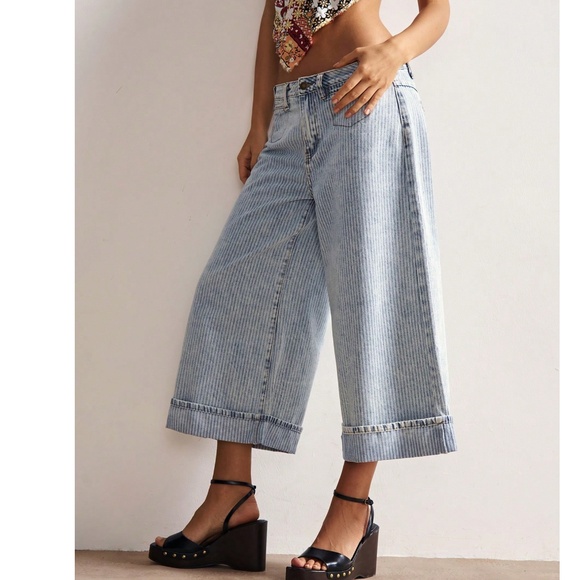 Light Wash Striped Cuffed Wide leg Cropped Wide Leg Denim Jeans - Picture 3 of 6